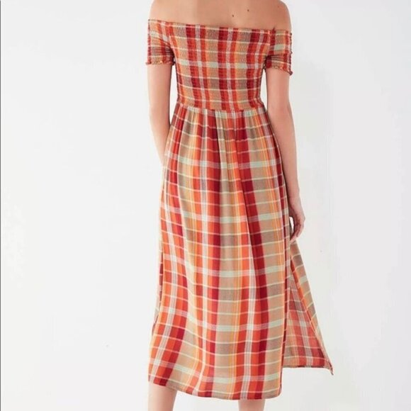 UO Urban Outfitters  Monica Smocked Off-The-Shoulder Midi Dress S Small - Picture 7 of 13
